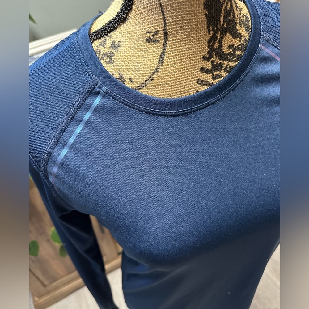 Women’s Champion C9 navy blue running top with thumb holes. Size small. - Picture 4 of 5